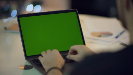Männerhände-Arbeiten-Am-Laptop-Mit-Grünem-Bildschirm