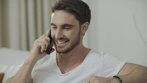 Hombre-Feliz-Hablando-Por-Teléfono-Móvil.-Retrato-De-Un-Hombre-Sonriente-Llamando-Al-Teléfono-Celular-En-Casa