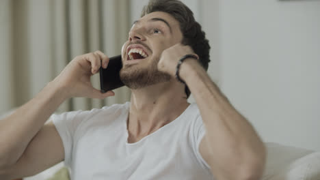 Hombre-Feliz-Escuchando-Noticias-De-éxito-En-El-Teléfono-Móvil.-Hombre-De-Negocios-Emocionado