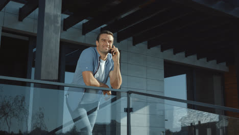 Hombre-Confiado-Hablando-Por-Teléfono-En-Un-Edificio-Moderno.-Estilo-De-Vida-De-Conexión