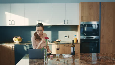 Business-woman-watching-laptop-at-luxury-kitchen.-Sad-woman-drinking-red-wine.