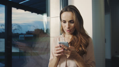 Smiling-woman-chatting-on-cellphone.-Portrait-of-happy-woman-sending-message.