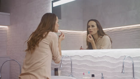 Geschäftsfrau-Macht-Make-up-Im-Badezimmer.-Schönheit-Weibliche-Person,-Die-In-Den-Spiegel-Schaut.