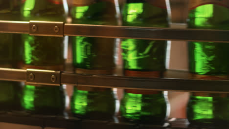 Línea-De-Producción-De-Cerveza.-Transportador-De-Cervecería.-Botellas-Moviéndose-En-La-Línea-De-Fabricación.