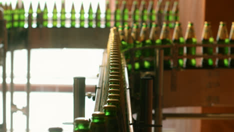 Botellas-De-Cerveza-En-La-Línea-De-Fabricación-De-Fábrica.-Cinta-Transportadora-Para-La-Industria-De-Bebidas