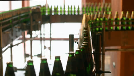 Botellas-De-Cerveza-En-La-Línea-De-Producción-De-La-Fábrica-De-Cerveza.-Botellas-En-Cinta-Transportadora