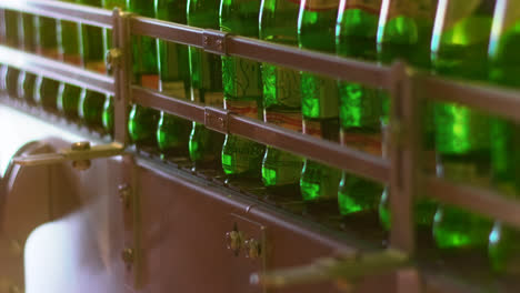 Botellas-De-Cerveza-En-La-Línea-De-Producción.-Botellas-Moviéndose-En-La-Línea-Transportadora-En-La-Fábrica.
