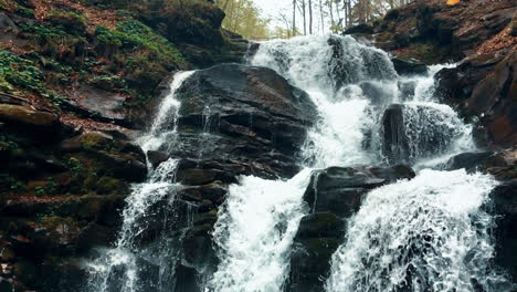 Bergwasserfall-Mit-Kristallklarem-Wasser-Im-Wald.-Wasser-In-Zeitlupe