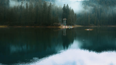 Lago-Azul-En-Un-Bosque-De-Niebla-Salvaje.-Lago-De-Montaña-Con-Agua-Clara