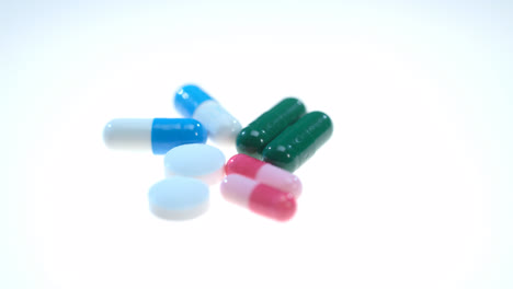 Pharmazeutische-Pillen-Rotieren-Auf-Weißem-Hintergrund.-Medizinische-Tabletten