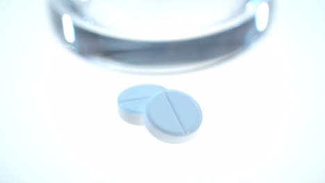 Medizinische-Tabletten-Auf-Weißem,-Rotierendem-Hintergrund.-Pharmazeutische-Produkte