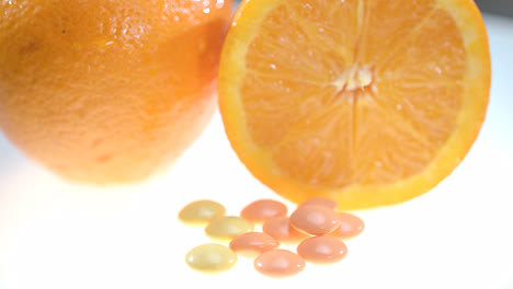 Pastillas-De-Vitaminas-Con-Fruta-De-Naranja.-Suplementos-Dietéticos.-Concepto-De-Atención-Médica