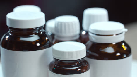 Medizinische-Flaschen-Rotieren-Auf-Dem-Tisch.-Apothekenflaschen.-Pharmaindustrie
