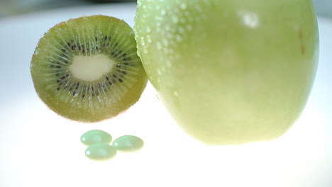Grüne-Kiwi--Und-Apfelfrucht-Mit-Vitamintablette.-Vitaminpillen-Für-Den-Sommer