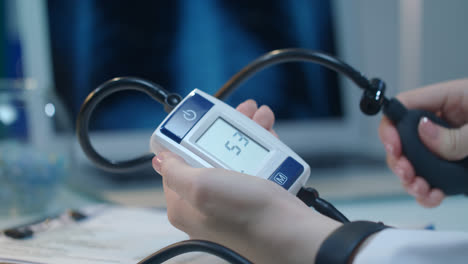 Blutdruckmonitor.-Hypertonie-Konzept.-Geräte-Zur-Blutdruckkontrolle