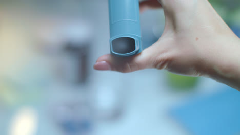 Drücken-Sie-Den-Asthma-Inhalator.-Asthmapatient-Mit-Medizinischer-Ausrüstung.-Medizinische-Behandlung