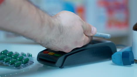 NFC-Zahlung-In-Der-Drogerie.-Medizinische-Bezahlung-Mit-Mobilem-Bezahlen.-NFC-Technologie