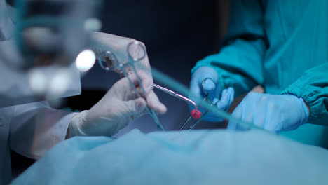Die-Hände-Des-Chirurgen-Nehmen-Während-Der-Medizinischen-Operation-Den-Bluttampon-Ab.-Gesundheitspflege