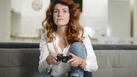 Verrückte-Frau-Spielt-Videospiel-In-Der-Heimischen-Küche.-Hübsches-Mädchen-Mit-Playstation