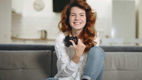 Lächelnde-Frau,-Die-In-Der-Küche-Ein-Videospiel-Spielt.-Porträt-Einer-Aufgeregten-Spielerin
