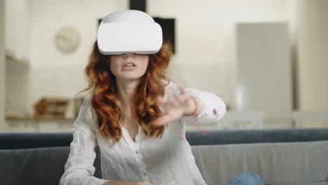 Langweilige-Frau,-Die-Mit-VR-Brille-Auf-Dem-Sofa-Sitzt.-Lächelndes-Mädchen,-Das-3D-Interaktivität-Spielt