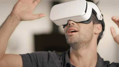Ernsthafter-Mann,-Der-Zu-Hause-Eine-Virtuelle-Schutzbrille-Aufstellt.-Nahaufnahme-Des-Gesichts-Eines-Mannes-In-VR.