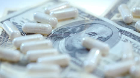 Pharmaunternehmen.-Weiße-Medizinische-Kapseln-Auf-Dollarbanknote