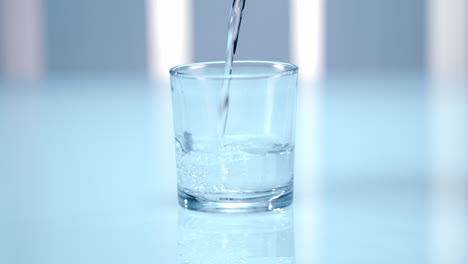 Wasser-In-Glas-Gießen.-Laboruntersuchungen-Von-Wasser.-Sauberes-Wasser-Im-Glas