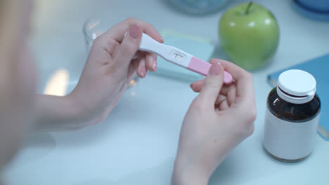 Positiver-Schwangerschaftstest-In-Weiblichen-Händen.-Testen-Sie-Die-Schwangerschaft-Mit-Einer-Zeile