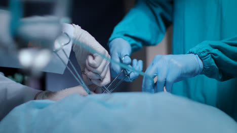 Proceso-Operativo-Del-Cirujano.-Manos-De-Cirujanos-Trabajando-Con-Instrumentos