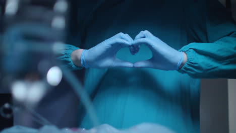 Konzept-Der-Herzchirurgie.-Medizinische-Behandlung.-Medizinische-Hände-Zeigen-Herz
