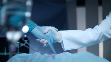 Handschlag-Des-Chirurgen.-Glückwunsch-Des-Chirurgenteams-Zur-Erfolgreichen-Operation