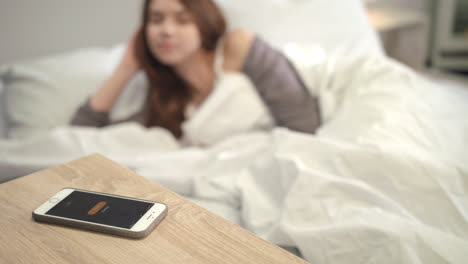 Mobile-alarm-wake-up-woman-in-bed.-Wake-up-time-in-morning.-Female-new-day