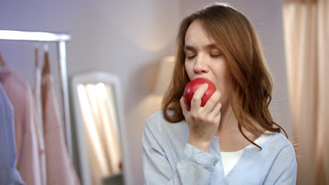 Retrato-De-Una-Mujer-Alegre-Comiendo-Manzana-Roja-En-Casa.-Mujer-Sana-Comiendo-Fruta
