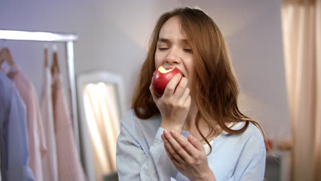 Mujer-De-Felicidad-Comiendo-Manzana-Roja.-Emoción-De-Mujer-Alegre.-Dieta-Saludable-Femenina