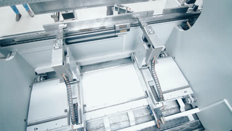 Robotermaschine-In-Der-Fabrik.-Moderne-Industrieausrüstung-Für-Die-Metallbearbeitung