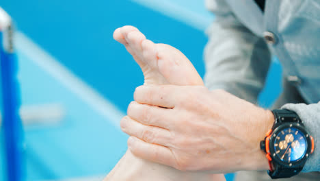 Sportarzt-Leistet-Erste-Hilfe-Für-Sportler-Bei-Verletzungen.-Hände,-Die-Gips-Auftragen