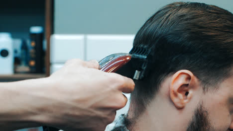 Friseur-Schneidet-Dem-Kunden-Die-Haare-Am-Hinterkopf.-Friseur,-Der-Den-Kunden-Bedient