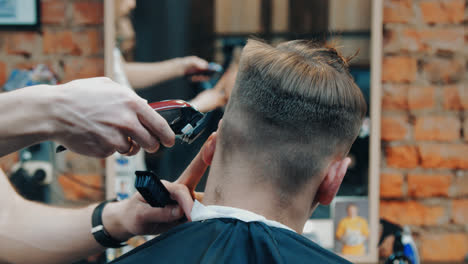 Friseur-Macht-Kurzen-Haarschnitt-Für-Kunden.-Friseur-Schneidet-Männliche-Haare-Mit-Haarschneidemaschine