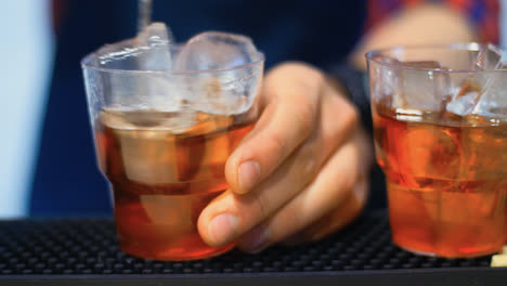 Barmann-Bereitet-Cocktails-An-Der-Bar-Zu.-Barkeeper-Rührt-Alkoholisches-Getränk-Mit-Eis