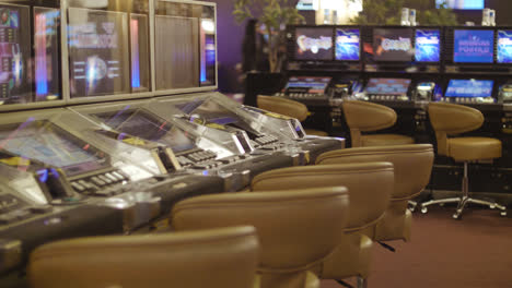Moderne,-Leere-Casino-Halle-Mit-Spielautomaten.-Glücksspielkonzept
