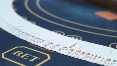 Nahaufnahme-Der-Hände-Des-Dealers-Mit-Spielkarten-Am-Pokertisch