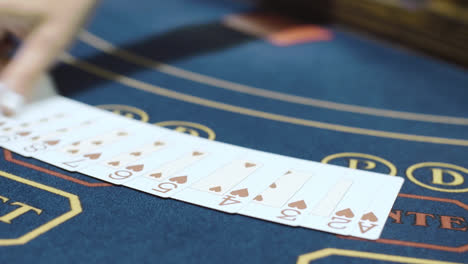 Jugando-A-Las-Cartas-Dispuestas-En-Fila-Sobre-La-Mesa-Antes-De-Jugar-Al-Póquer.-Juegos-De-Azar-En-Casinos