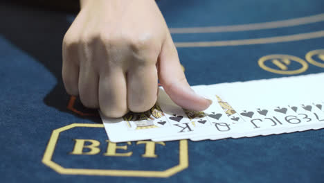 Crupier-Poniendo-Cartas-En-Fila-En-El-Casino.-Jugar-Al-Póquer-En-El-Casino