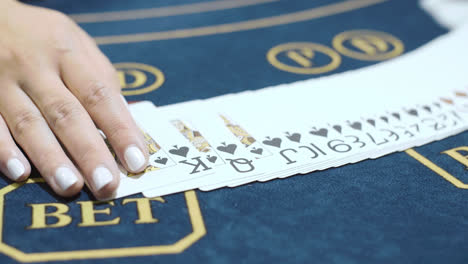 Frau-Croupier-Mischt-Karten,-Bevor-Sie-Poker-Aus-Nächster-Nähe-Spielt.-Casino-Händler