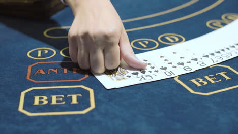 Professionelle-Croupierin,-Die-Beim-Kartenmischen-Im-Casino-Arbeitet