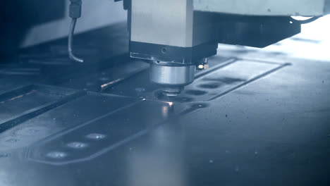 Prozess-Des-Industriellen-Laserschneidens-Von-Blechen.-Metallbearbeitung-In-Der-Werkstatt