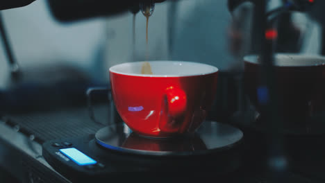 Kaffee-Wird-Aus-Der-Kaffeemaschine-In-Die-Tasse-Gegossen.-Strömender-Caffe-Americano-Strom