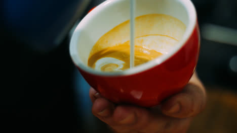 Mann-Hält-Tasse-Mit-Aromatischem-Kaffee-Und-Fügt-Milch-Hinzu.-Barista-Kocht-Latte