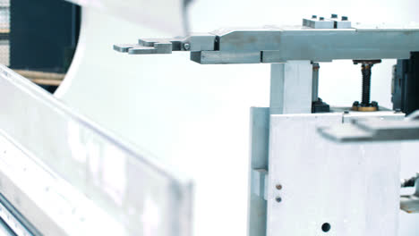 Mechanism-for-holding-metal-plates-on-automated-line.-Robotic-unit